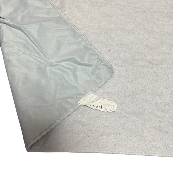 Waterproof mattress pad for twin bed. Measures 30 x 34. GUC - Picture 2 of 2